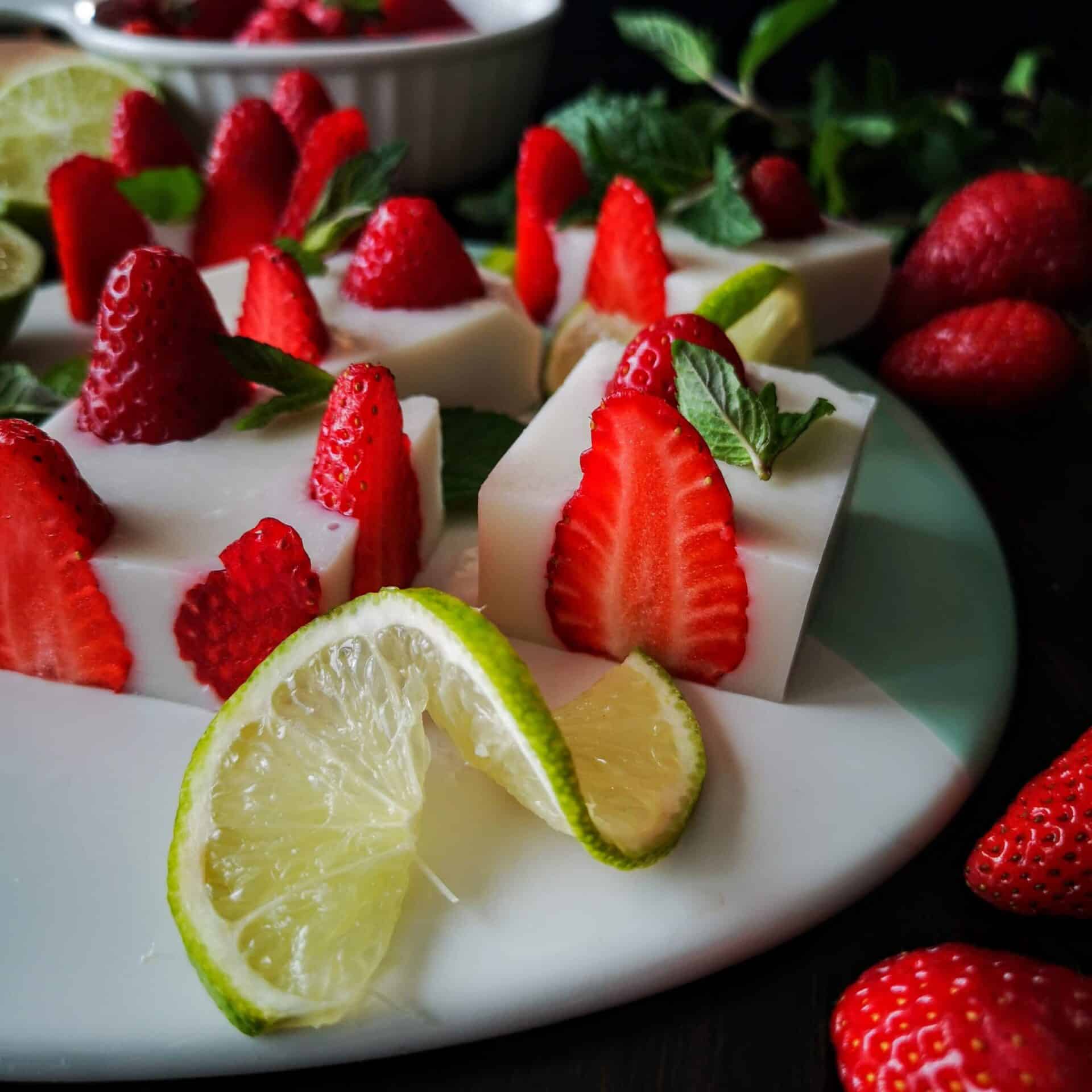 Кокосов десерт с ягоди Нисковъглехидратен десерт