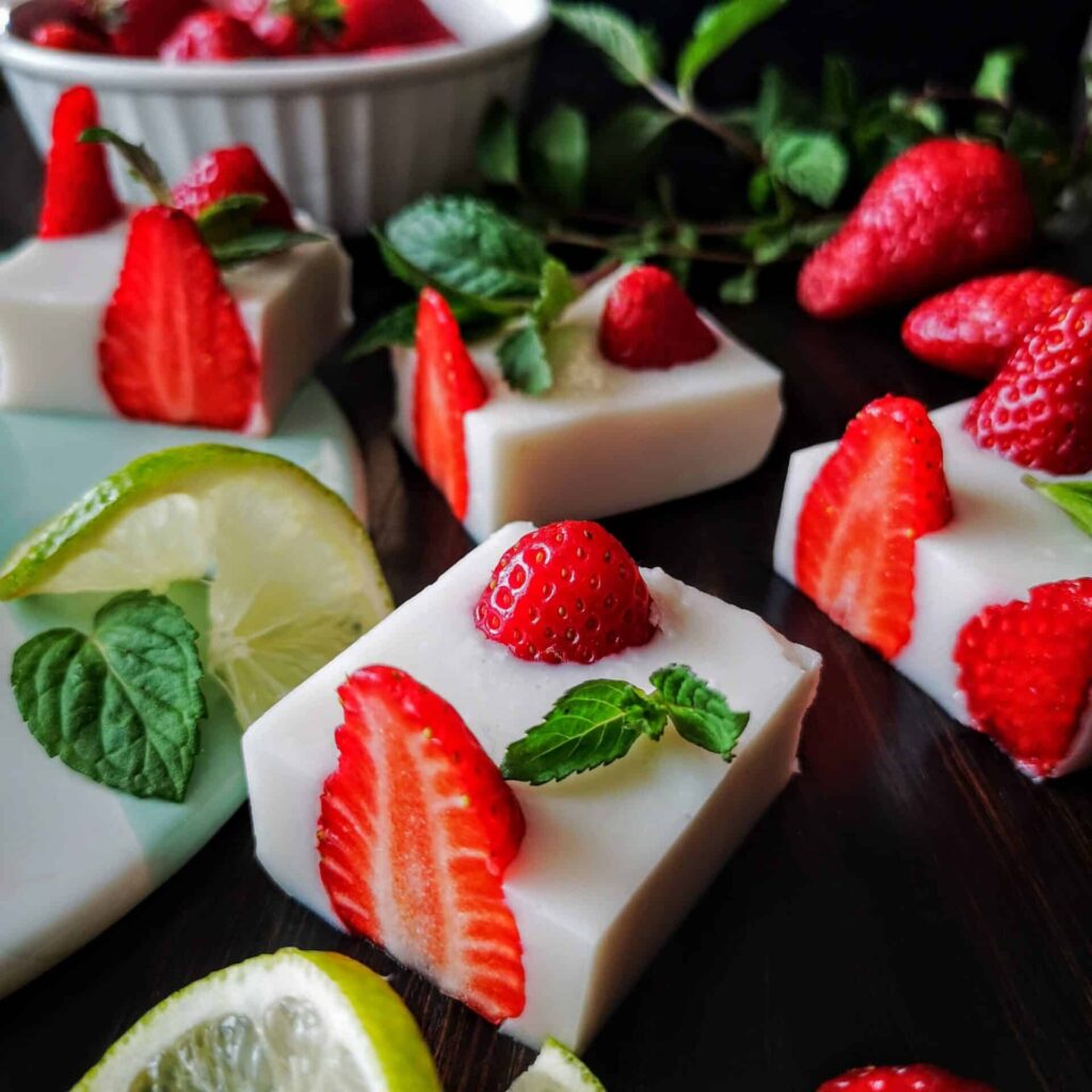 Кокосов десерт с ягоди Нисковъглехидратен десерт
